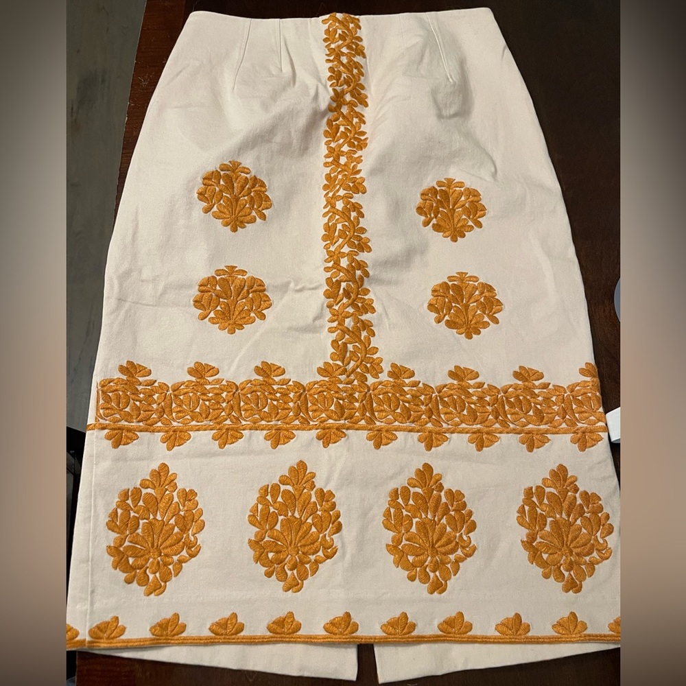 IVORY EMBROIDERED PENCIL SKIRT